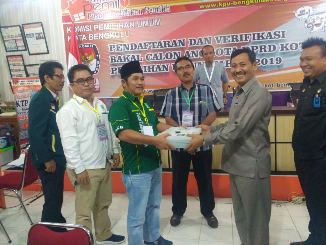 DPC PKB Kota Bengkulu menyerahkan berkas Bacaleg 