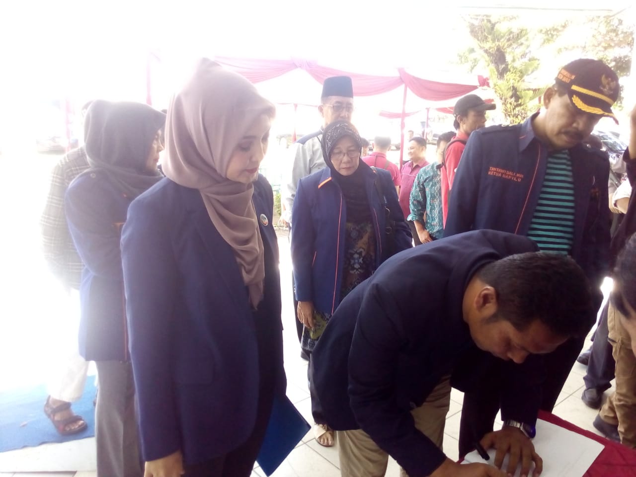 Tampak ketua DPW NasDem didampingi Sekretaris  mendaftarkan ke KPU
