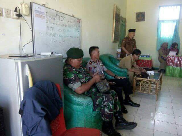 Tampak Tni Polri sedang mendatangi Sekolah untuk berjaga
