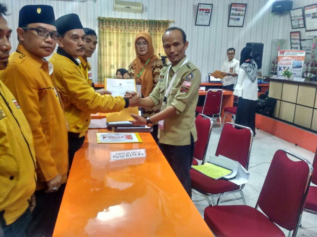 Ketua DPC Hanura Kota Bengkulu Sudisman Serahkan Berkas Ke Komisioner KPU