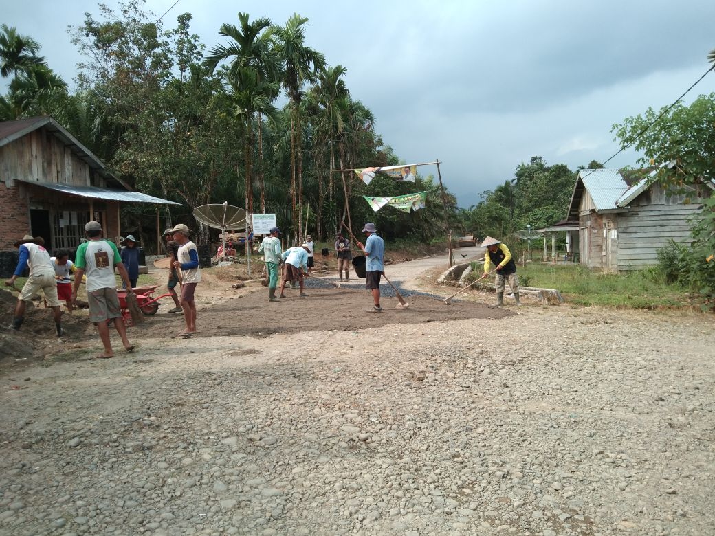 Tampak Pengerjaan Jalan Tengah Berlangsung