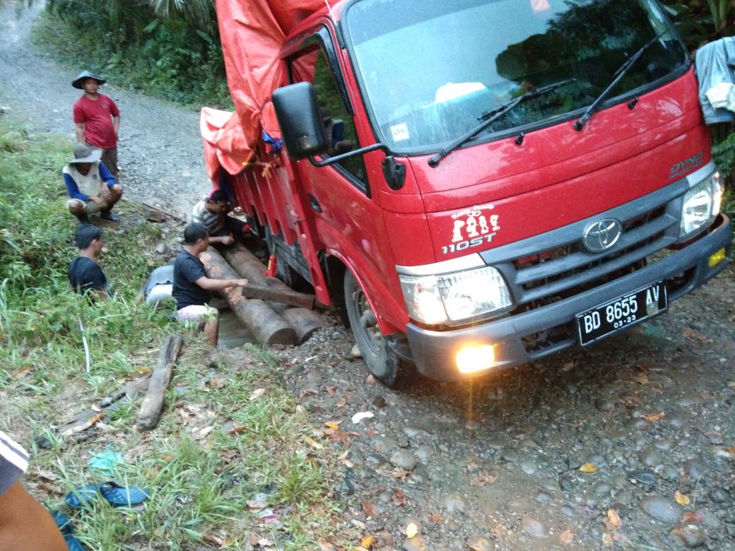 Mobil Terperosok Akibat Jalan Rusak