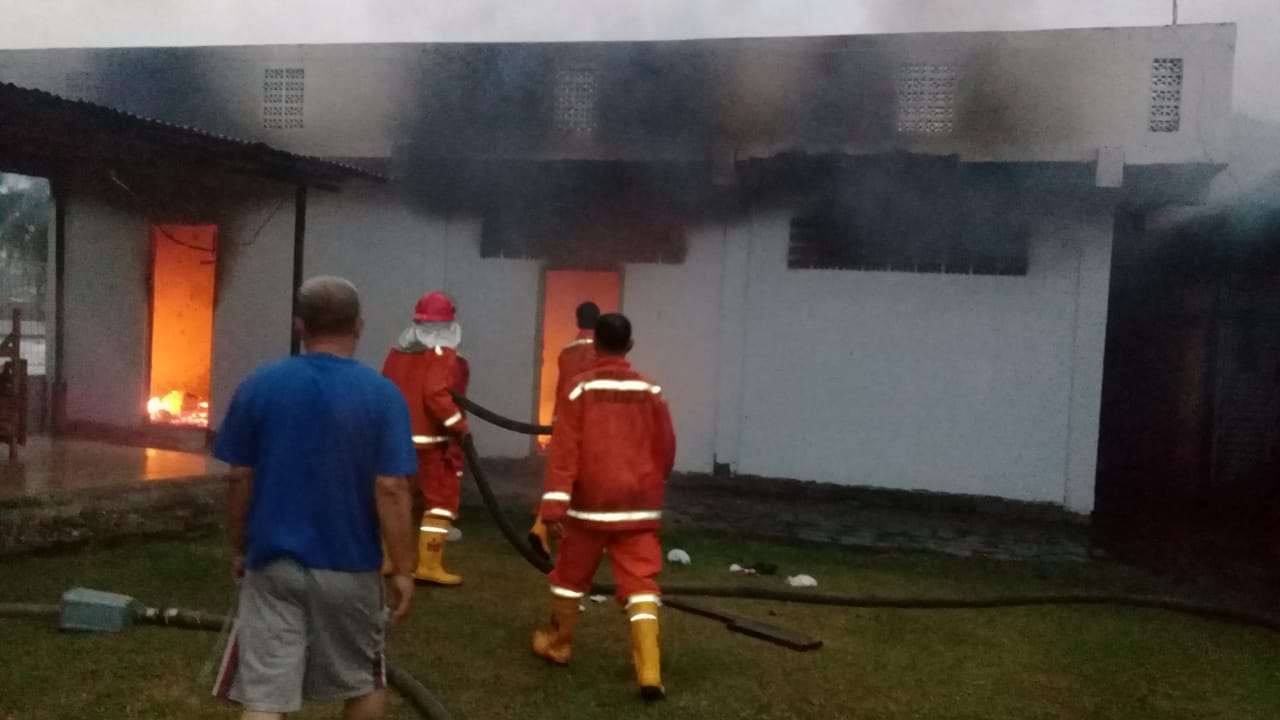 Tampak Api Sedang Melahap 3 Unit Kos