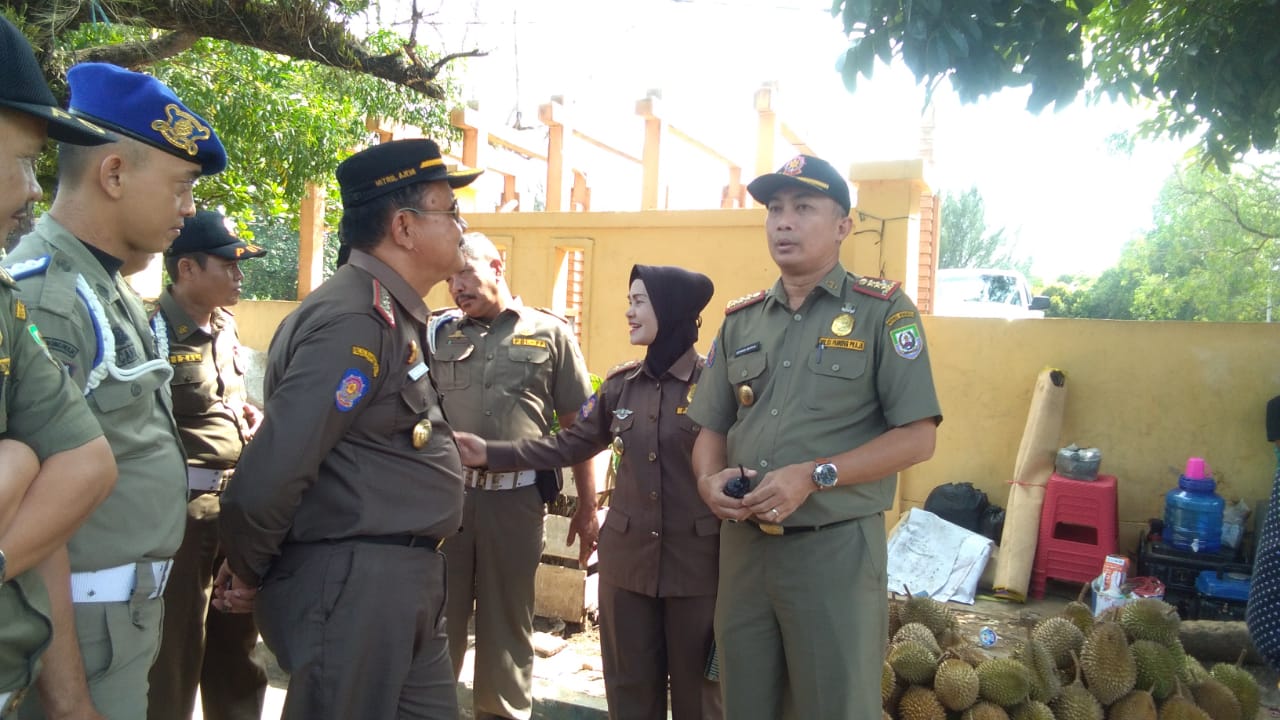 Tampak Kasatpol PP Kota Bengkulu Meninjau Lokasi
