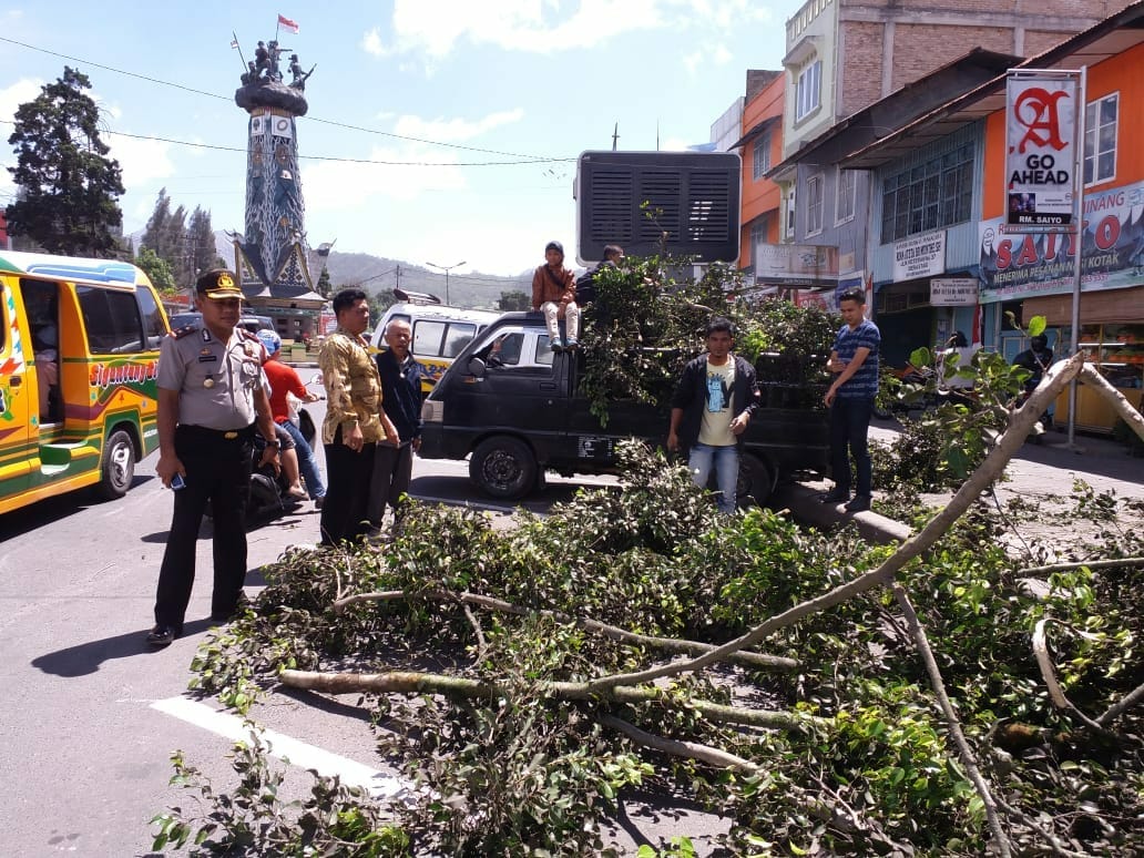 Polsek Serta Warga Brastagi Lakukan Gotong Royong