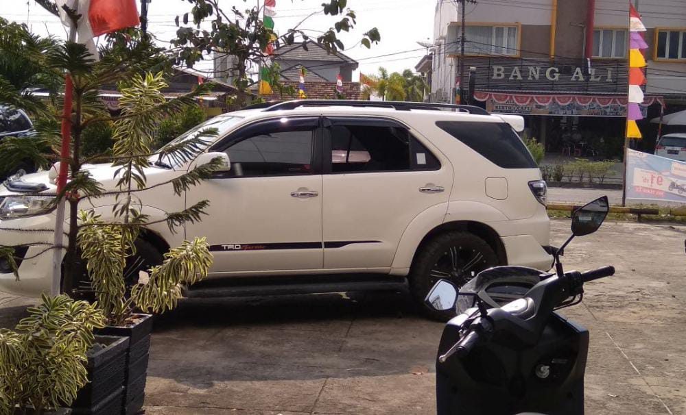 Tampak Kaca Mobil Fortuner Pecah