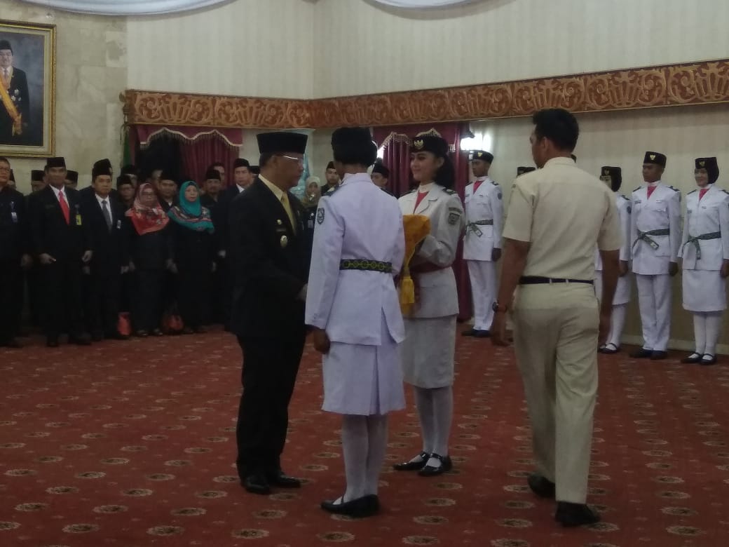 Plt Gubenur Memasangkan Sabuk Secara Simbolis
