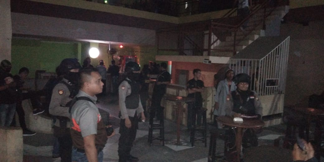 Pihak Kepolisian Melakukan Pemeriksaan