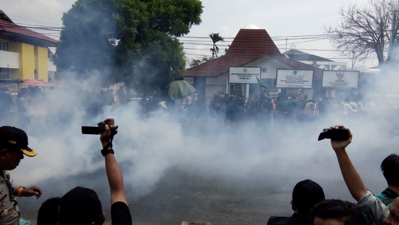 Tampak Aksi Demo mengalami Kericuhan hingga Tembakan Gas Air Mata 