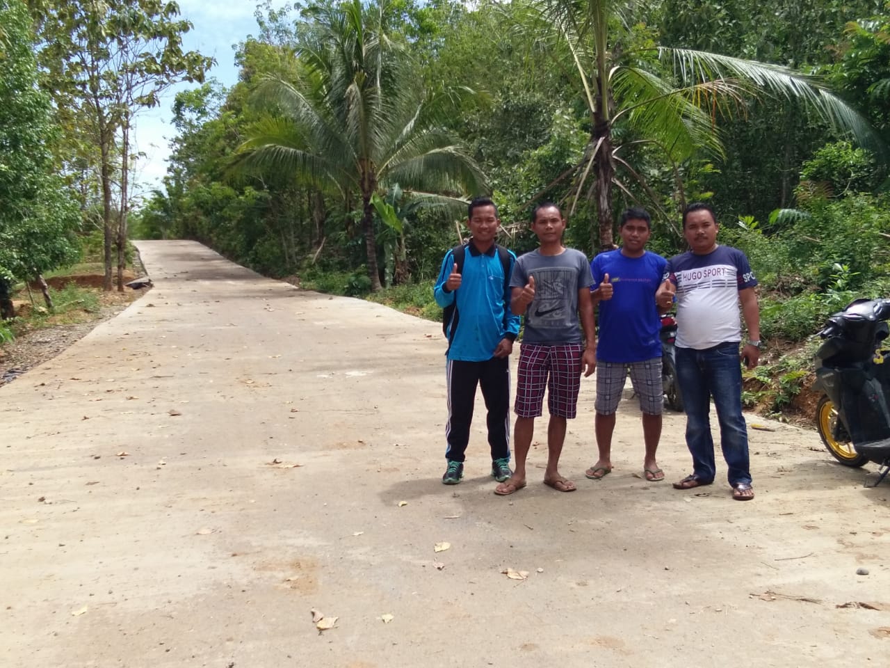 Tampak Kades, Kadus dan Warga Berfoto Bersama