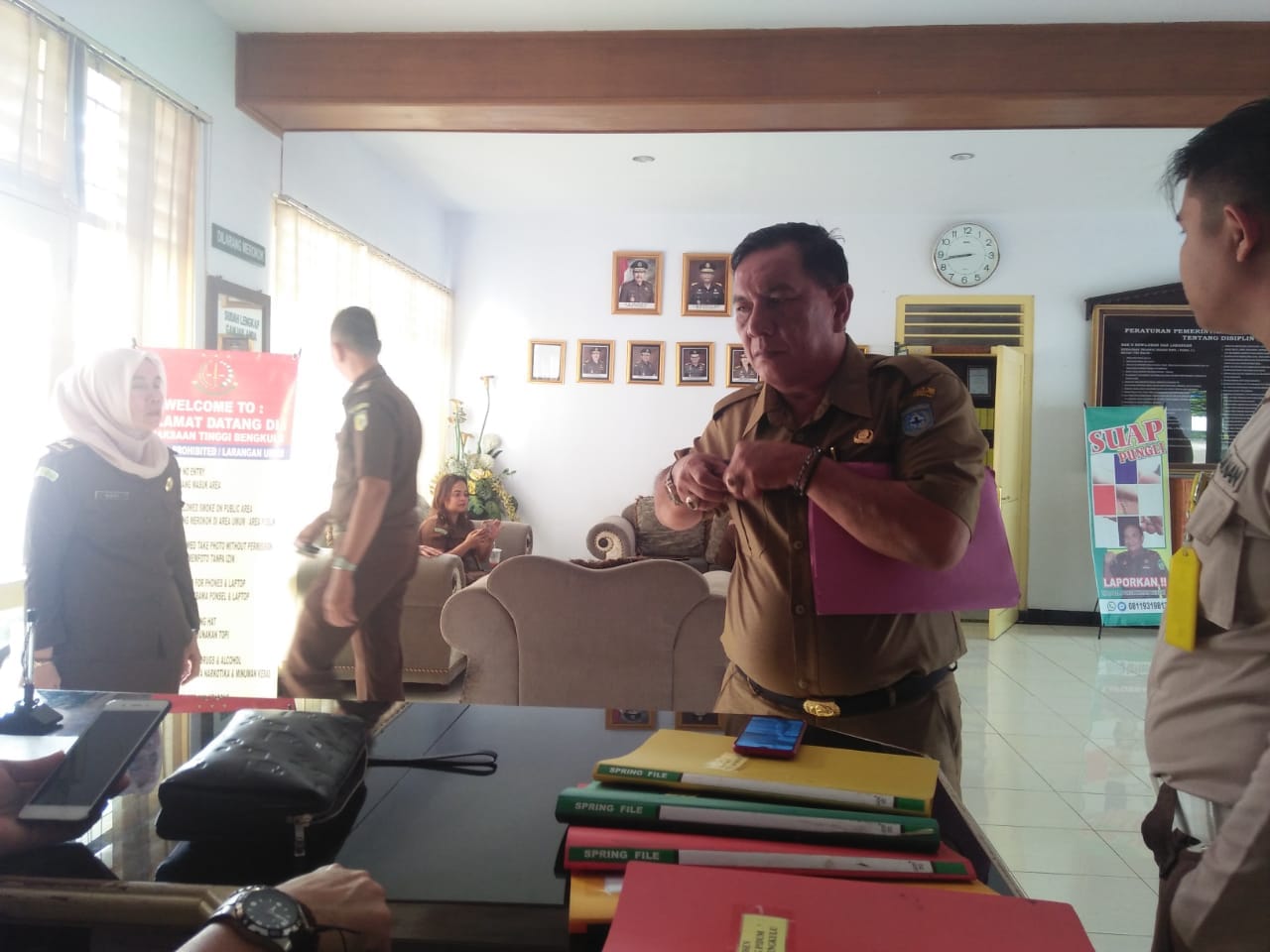 Tampak Sekda BU Haryadi saat mendatangi Kajati sebagai Saksi