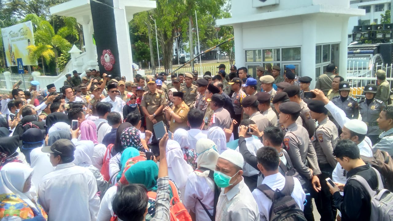 Tampak Sekdaprov sambangi Massa