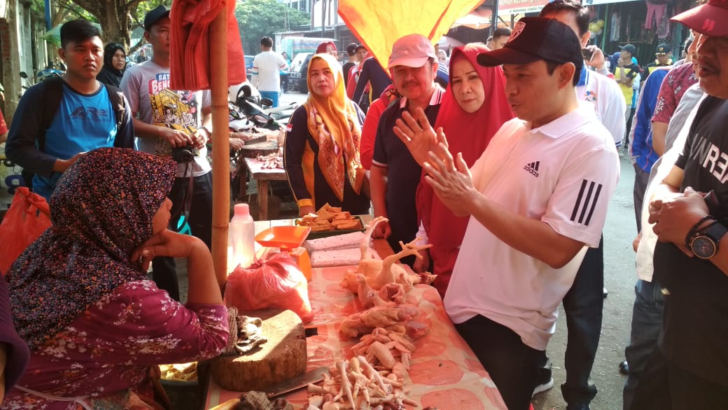 Tampak Dewa Tengah Berbicang dengan Pedagang