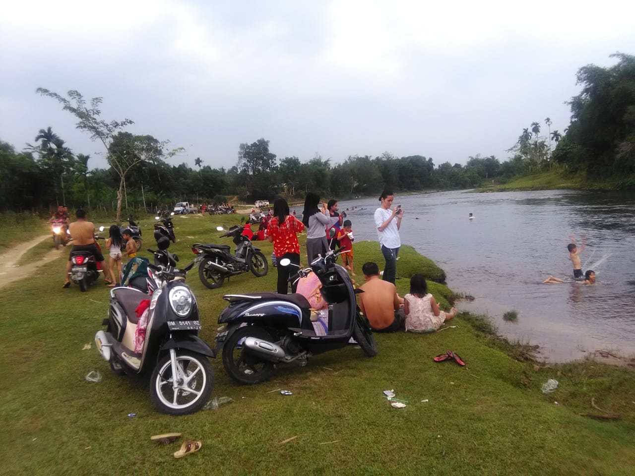Suasana Asri Pemandian Sungai Gelombang