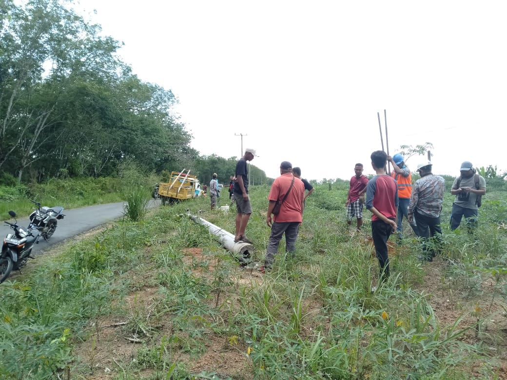 Tampak tiang Listrik yang rubuh saat terkena sengol truk