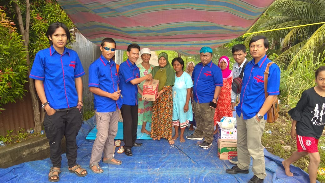 Tampak Dewan pembina AMBO serta Penggurus memberikan Bantuan Sembako