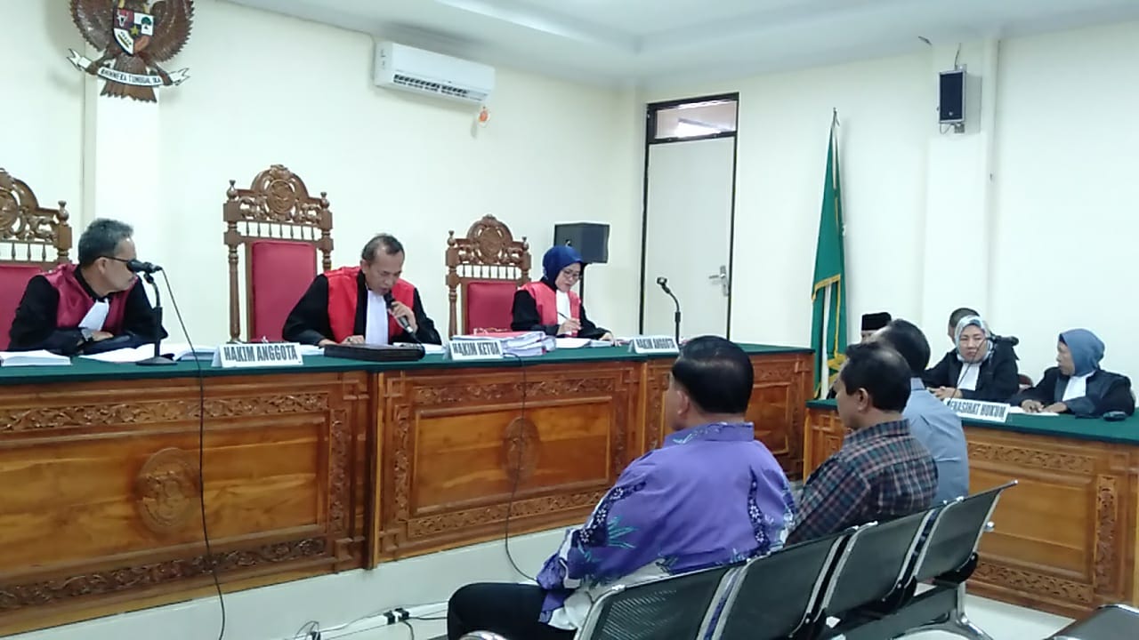 Mantan Bupati Kepahiang dalam menjalani persidangan