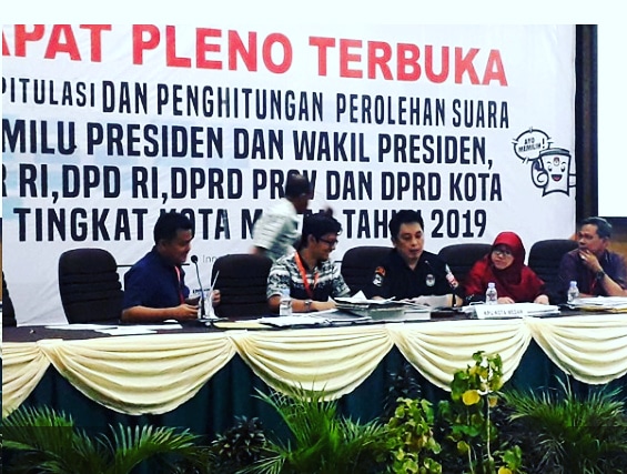 Komisioner KPU Kota Medan Saat menggelar Pleno Rekapitulasi Pilpres
