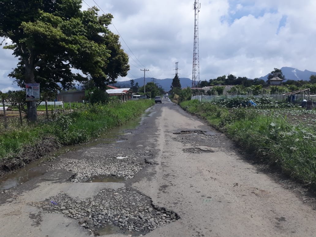 Ket foto :Kondisi jalan lintas kec Berastagi - kec Tigapanah.