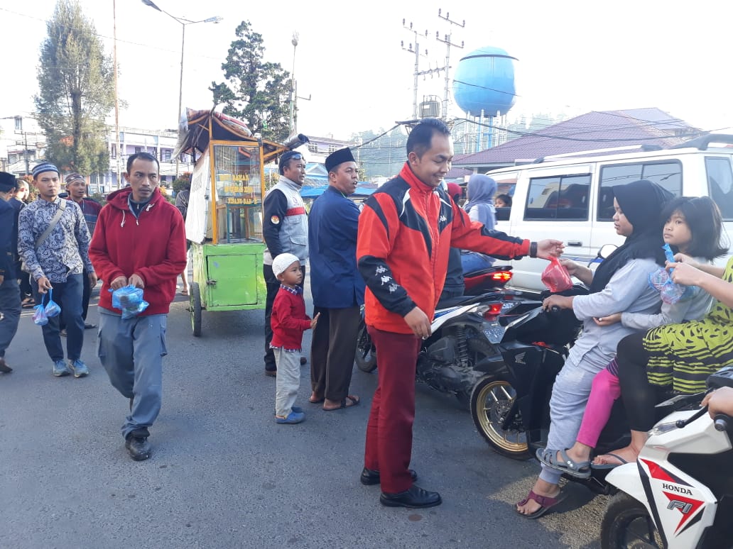 PHBI saat membagikan takjil di seputaran tugu perjuangan,Berastagi.