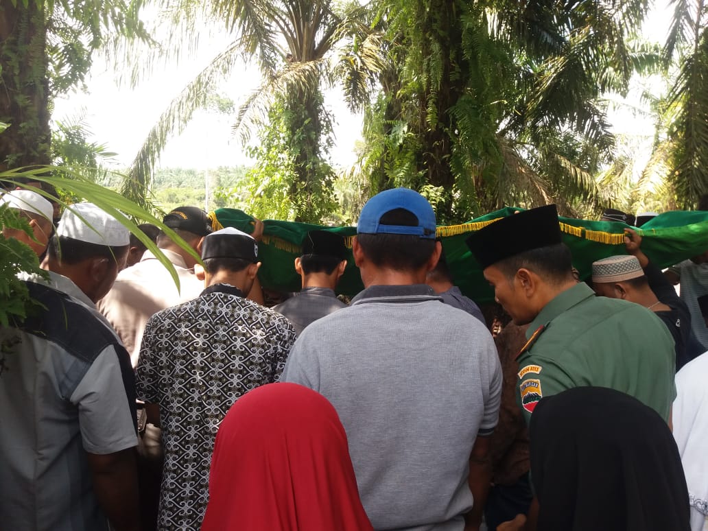 Masyarakat Padati Pemakaman Muhammad Rais dan Istri