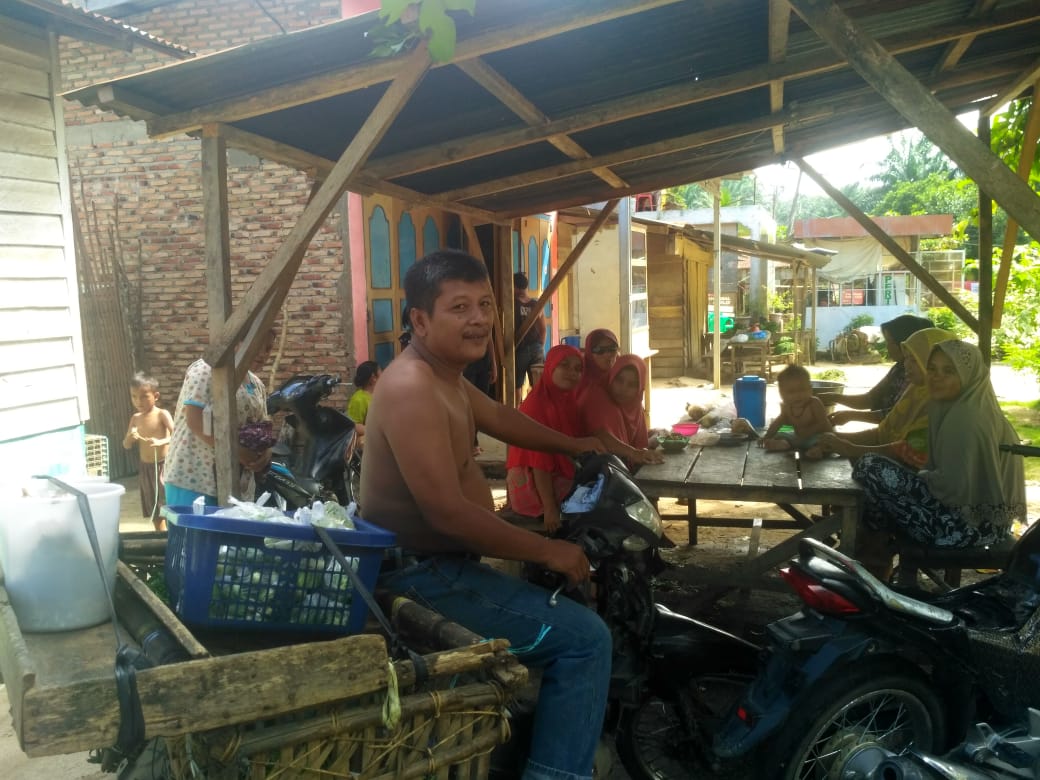 Emak emak mengeluh harga bahan pokok tak kunjung turun