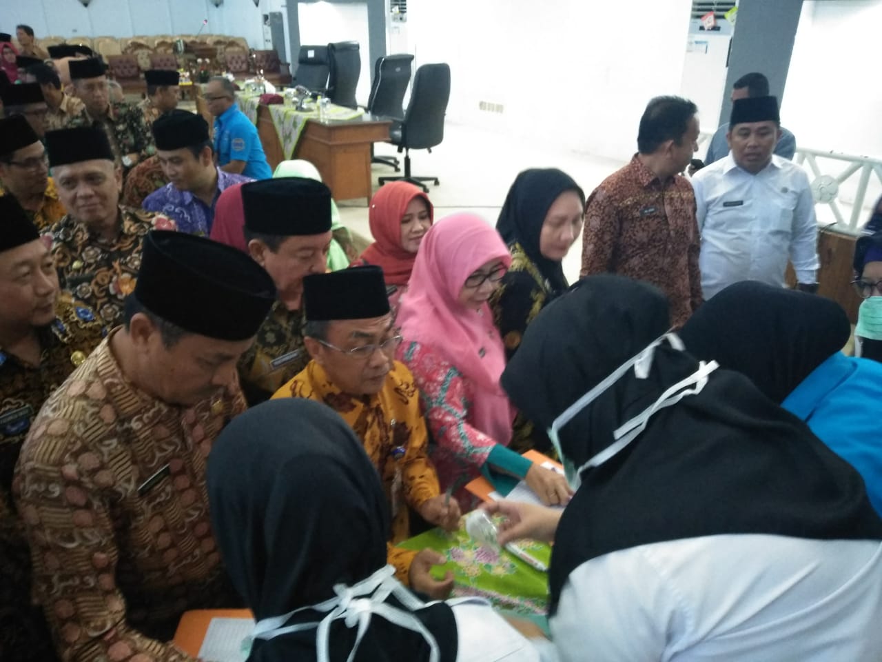 Gubernur dan 182 ASN tes Urine