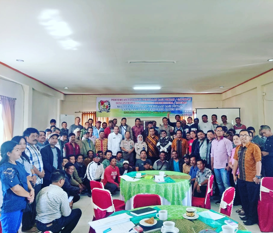Ket ft: Kadis Pertanian Kab Karo Sarjana Purba,  Parlindungan Lubis SE MSp selaku Kabid Perdagangan Luar Negeri, Ir Hafni Zahara MSc selaku Kepala Balai Karantina, Khairul Manali Ketua Kadin Sumut,  Susi Susanty Ginting direktur PT Juma Berlian Exim foto bersama peserta dari Poktan dan Gapoktan Kab Karo, Kamis ( 27/06 ).