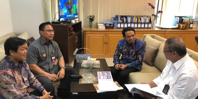 Dedy Wahyudi didampingi pengurus Yayasan Fatmawati Laksamana Dr M Faisal dan Iskandar ZO.