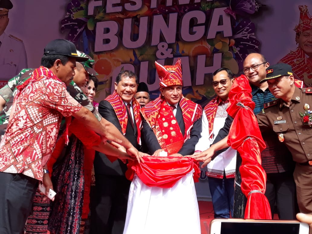 Gubernur Edi Ramayadi Resmi Membuka Festival Bunga dan Buah