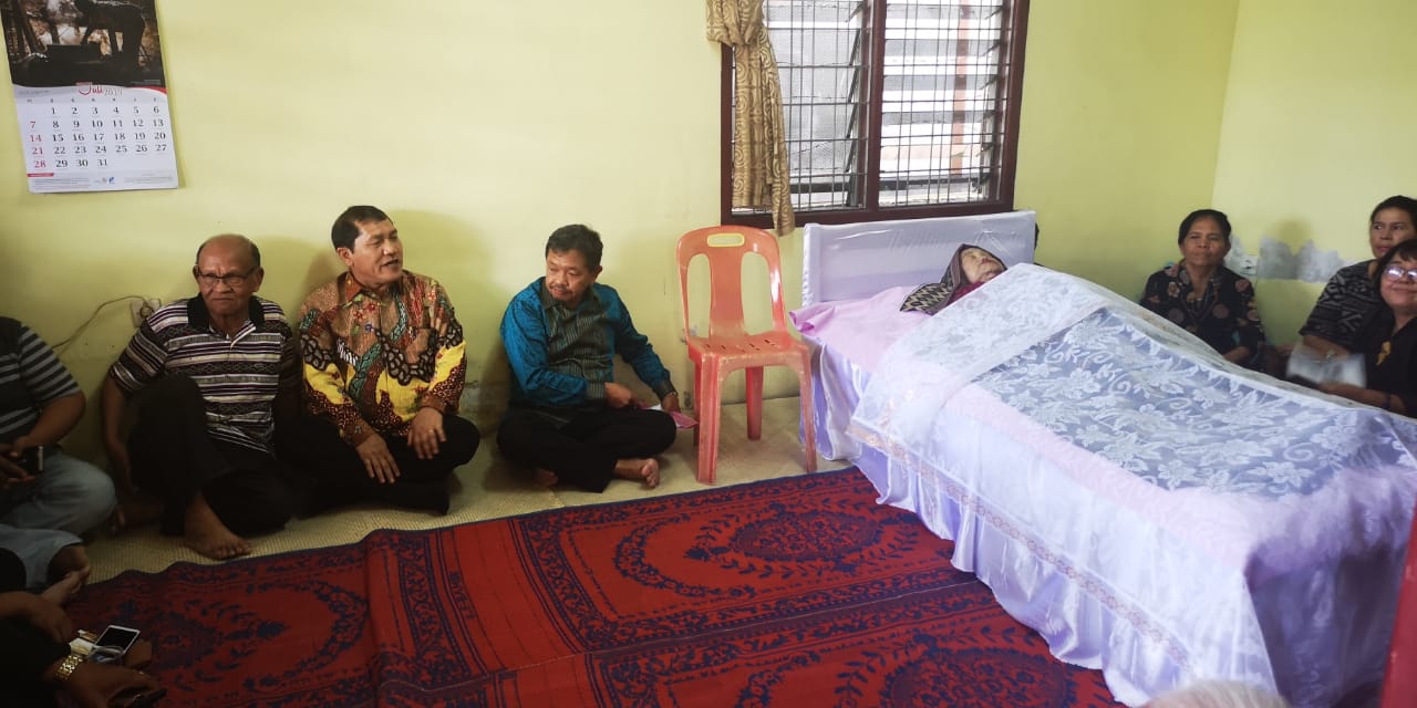 Keterangan foto :Bupati Karo Terkelin Brahmana SH foto bersama Pdt. Agustinus purba disamping jenazah alm.(Rekro Trgn/ist)
