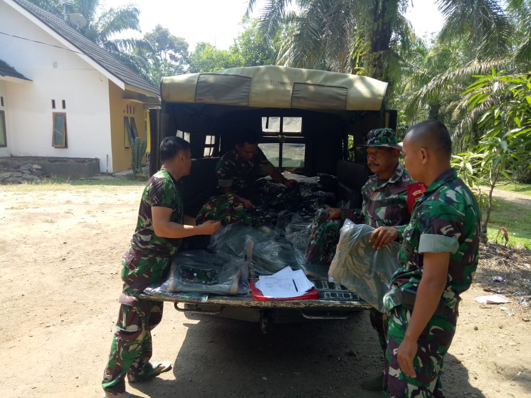 Kodim 0407/BKL Bagikan Kaporlap Untuk Satgas TMMD