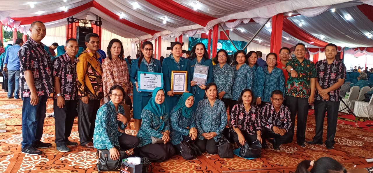 ketua TP PKK kab karo Ny Sariati Terkelin Brahmana (tengah) memegang piagam penghargaan pakarti utama II saat foto bersama pengurus PKK dan OPD(