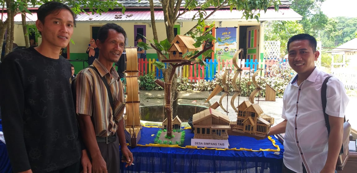Ikuti Bursa Inovasi Desa, Pemuda Ini Tampilkan Kerajinan Tangan