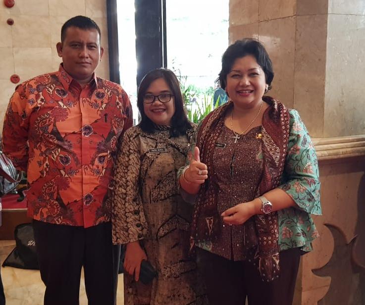 kabag perekonomian Rismawati Br Ginting foto bersama Kasubag putri Mora(ist)