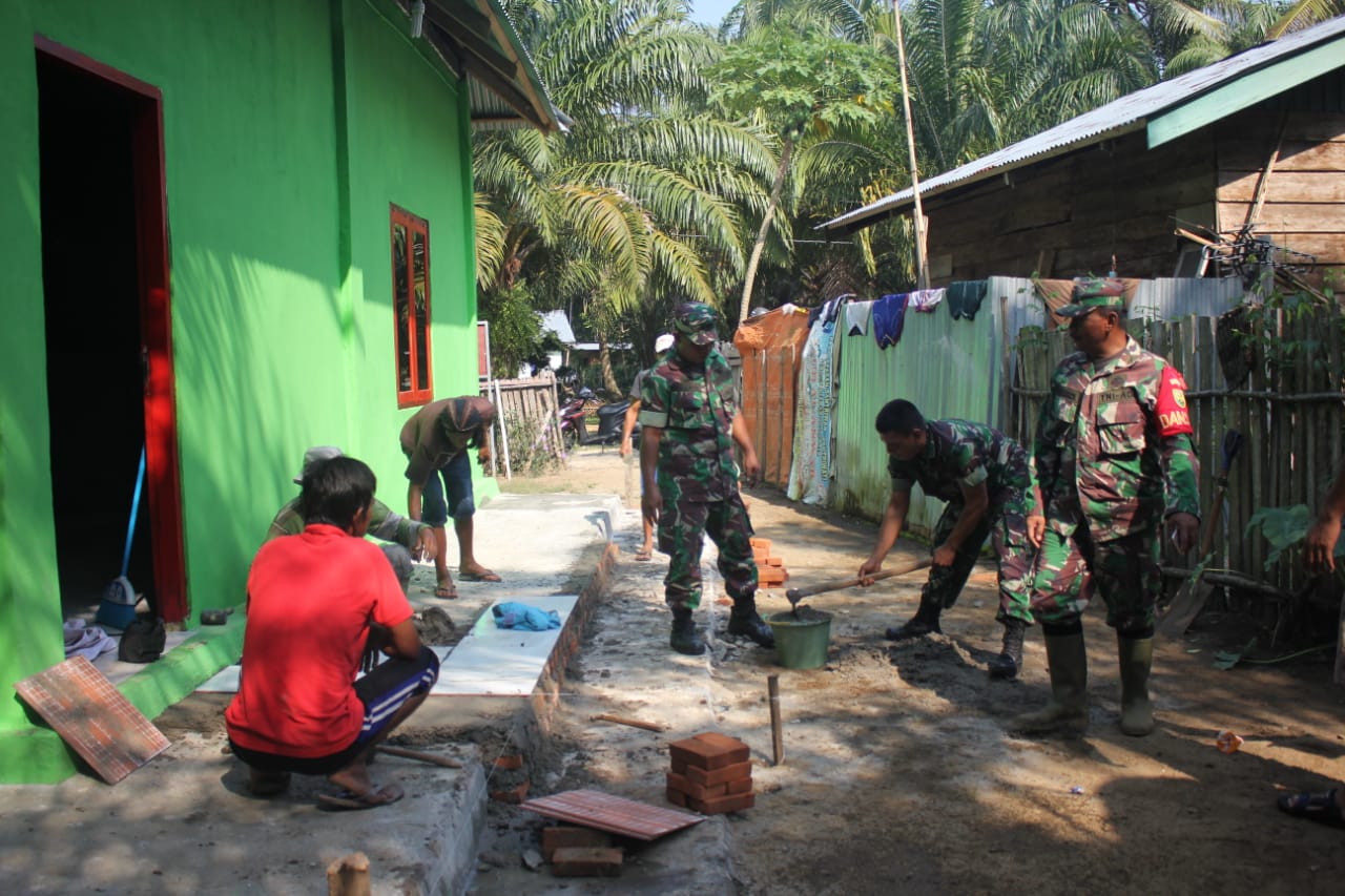 Satgas TMMD Pasang Keramik Masjid An-Nur*