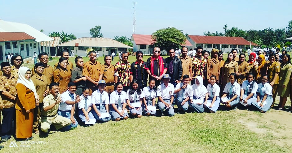 Danu Sebayang SH .MH Salurkan Tali Asih Tahap ll Bagi Siswa SMAN Perbaji