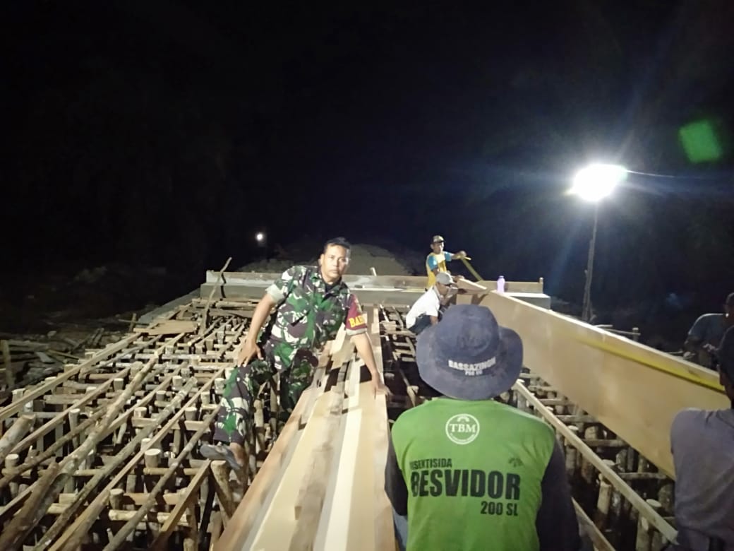 Kebut Pengerjaan Jembatan, Satgas TMMD dan Masyarakat Lembur