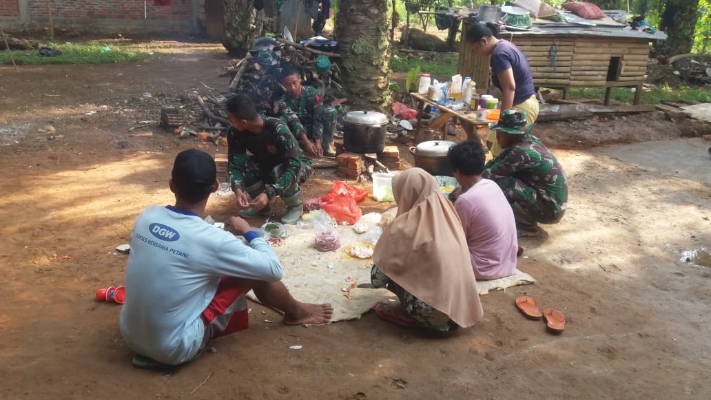 Kebersamaan yang Tak Tergantikan dari Satgas TMMD dan Masyarakat