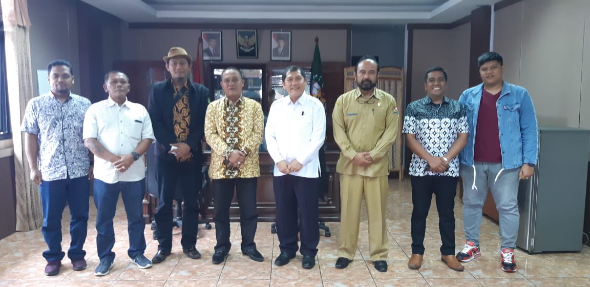 Bupati Karo terima kunjungan audensi Ketum PMS Mbelin Brahmana bersama rombongan di ruang Kerja bupati. (Ist)