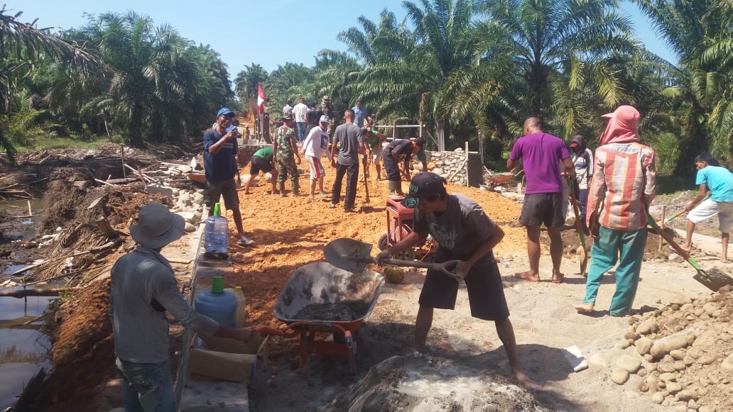 H-1 Penutupan TMMD, 2 Sasaran Fisik Rampung 100% Hari Ini Kota Bengkulu, TuntasOnline.Com - H-1 Penutupan Kegiatan TNI Manunggal Membangun Desa (TMMD) ke-105 Kodim 0407/BKL, 6 Pembangunan Item Fisik telah rampung 100% pada Rabu (07/08/2019). Dan terpantau di Lapangan ada 2 item fisik yang masih dikebut pengerjaannya dan realisasi pembangunannya 95%. 2 item fisik yang dimaksud yaitu : 1. Pembangunan Tempat Wudhu dan WC Masjid Babul Jannah 2. Pembangunan Jembatan Penunjang Jalan Penghubung Kelurahan Padang Se