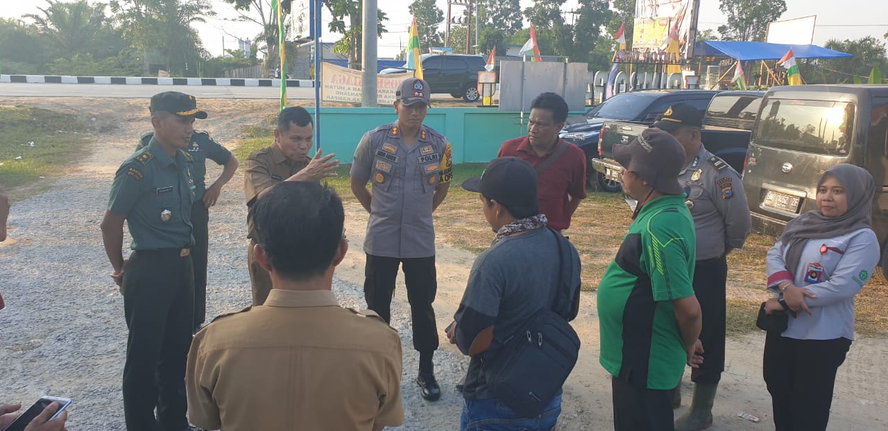 Kapolres Kampar Bersama DLHK Serahkan 10 Unit Mesin Pompa Air