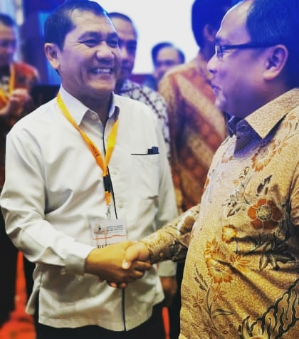 Bupati karo berjabat tangan  dengan menteri bappenas, usai acara RPJM 2020 - 2024  di Hotel adi mulia.(TO/ Ist)