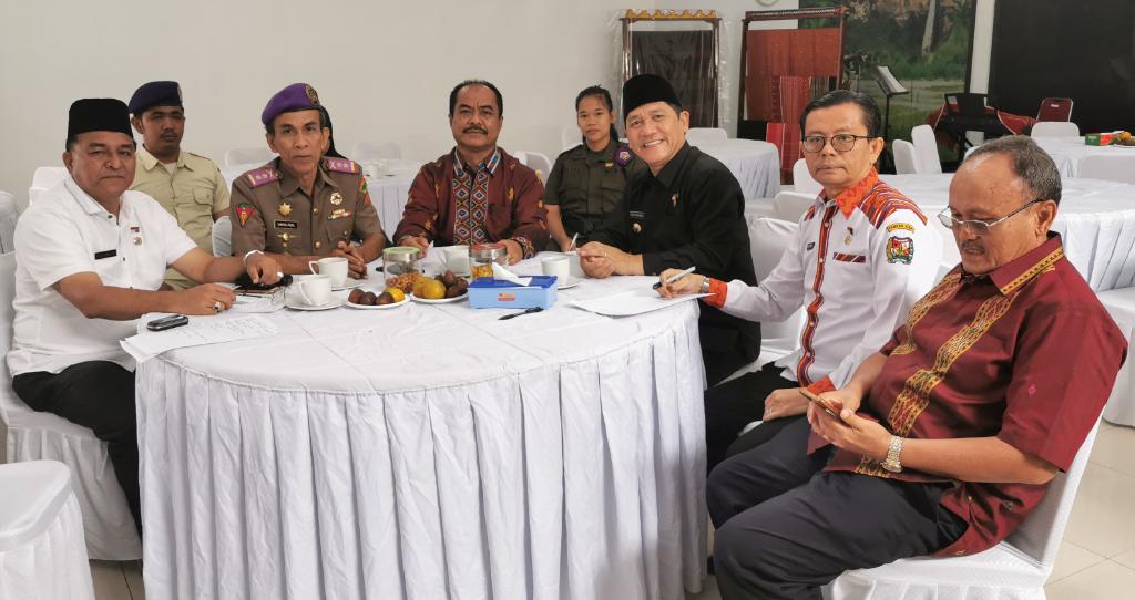 Bupati karo didampingi sejumlah OPD menerima audensi panitia Alumni Menwa USU oleh Prof Budiman Ginting, Prof paham Ginting serta Samsul Rizal di rumah dinas Bupati terkait karya bakti dala menyambut sumpah pemuda 28 oktober tahun 2019 .(ist)