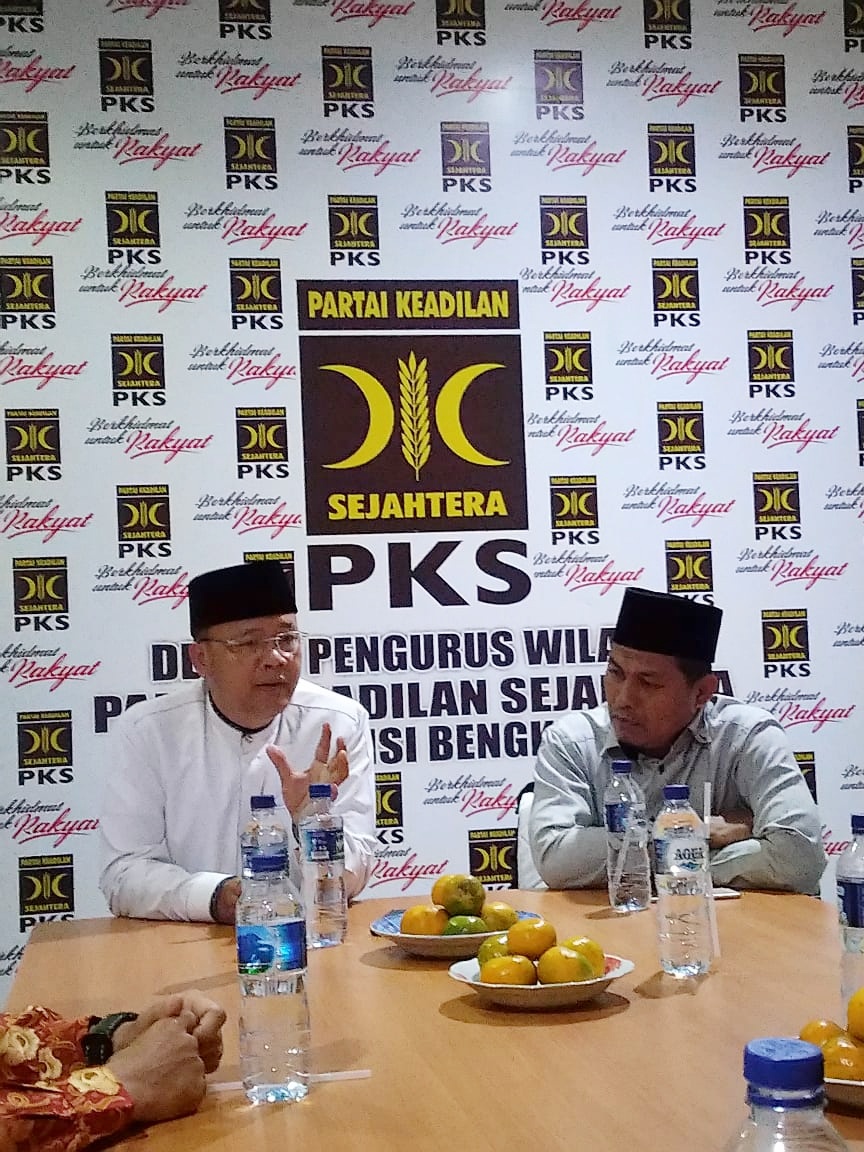 Gubernur Bengkulu Rohidin Mersyah tampak sedang berdiskusi dengan Pengurus DPW PKS
