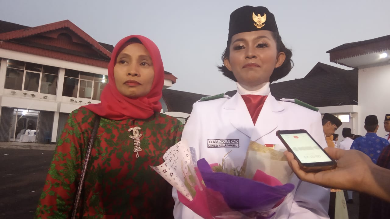 Olivia Yolanda Devari Pembawa Baki Penurunan Bendera Provinsi Bengkulu