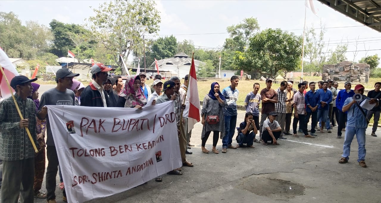 Warga Sungai Baung Unjuk Rasa di Depan Gedung DPRD