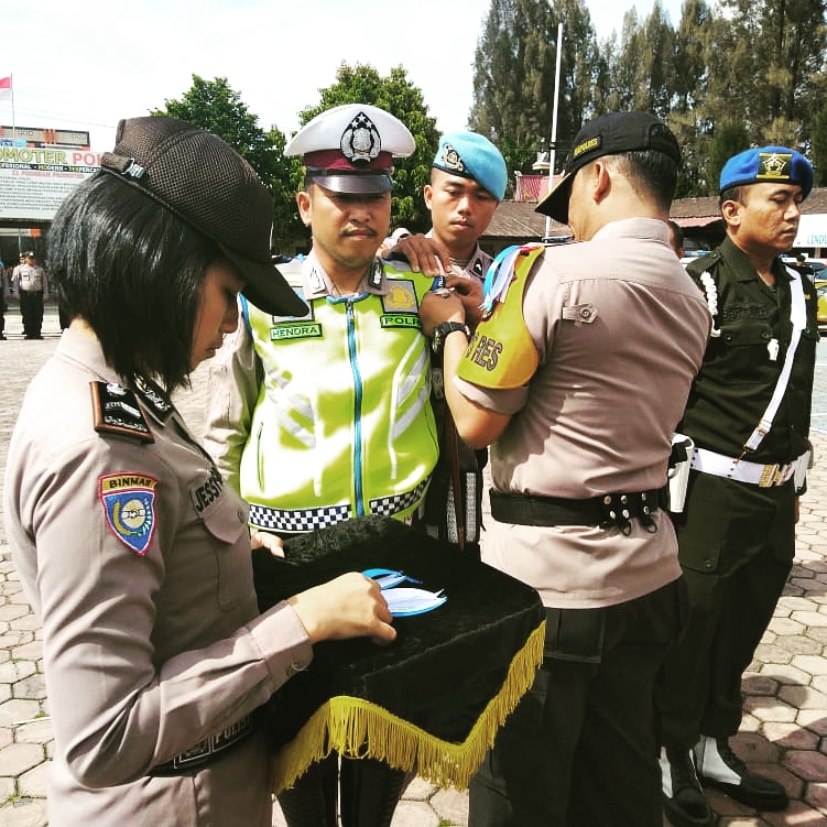 Kapolres Tanah Karo saat menyematkan pita tanda dimulai Gelar Ops Patuh Toba 2019