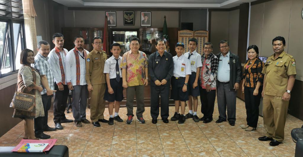 Bupati Karo Terkelin Brahmana didampingi OPD dan donatur Hansen Sinulingga menyerahkan Piagam Penghargaan kepada Siswa SMP yang Berprestasi