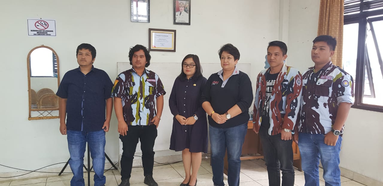 Kepala Bagian Perekonomian dan SDA pada Sekretariat Daerah Kabupaten Karo, Rismawati Br Ginting, SE didampingi Kasi Putri Mora Br Sitepu usai diskusi diabadikan dengan Ketua Satuan Pelajar dan Mahasiswa (Sapma) Ikatan Pemuda Karya (IPK) Kabupaten Karo, Anugrah Kacaribu, SH didampingi wakil ketua Monas Ginting, SSos, Wakil Sekretaris Ekin Sura Tarigan, SPd dan Alex Wakil Bendahara.